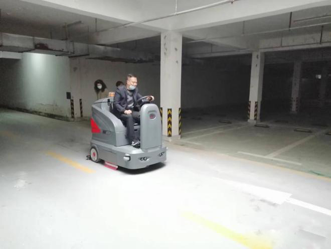 丹东小区物业保洁不用人力改用驾驶式洗地机了